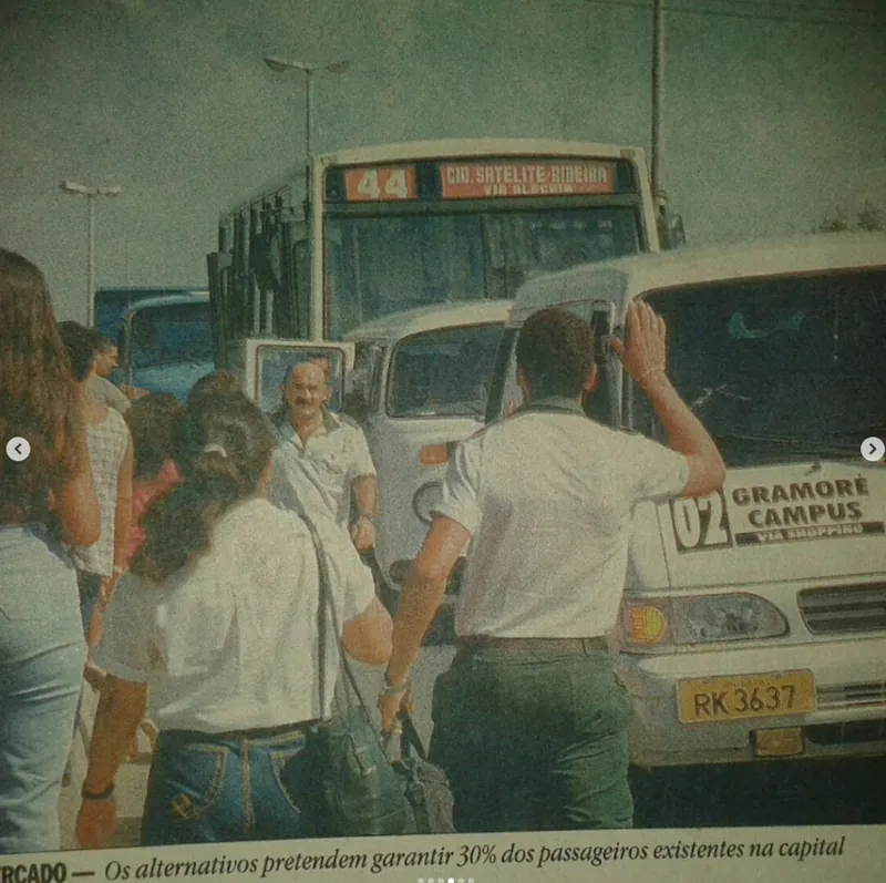 Passageiros embarcando em ônibus antigo